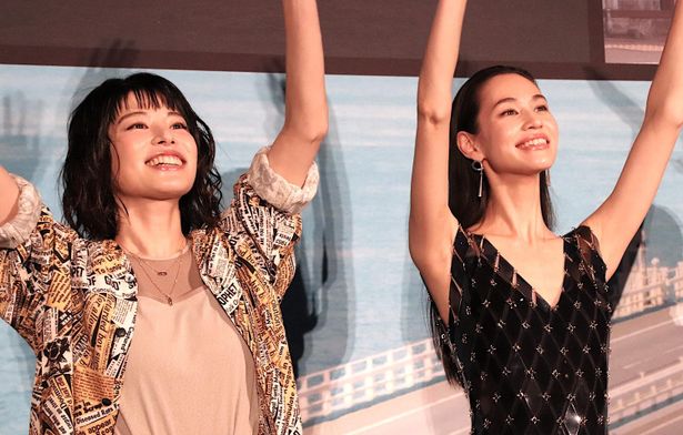水原希子＆さとうほなみ、『彼女』撮影で「ずっとくっついていた」