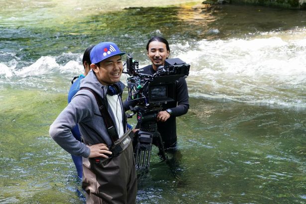 監督自ら河に入って指示を出す場面も