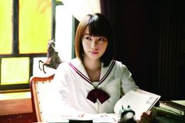 飯豊まりえが4月1日(土)公開の「暗黒女子」で全校生徒の憧れの的だったいつみを演じる