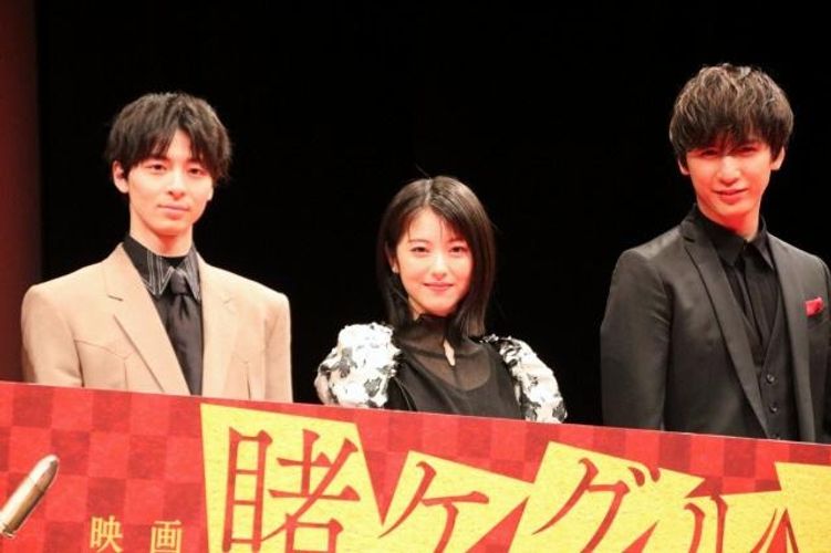 浜辺美波が高杉真宙と一緒にごはんに行った藤井流星にツッコミ！『賭ケグルイ』舞台挨拶