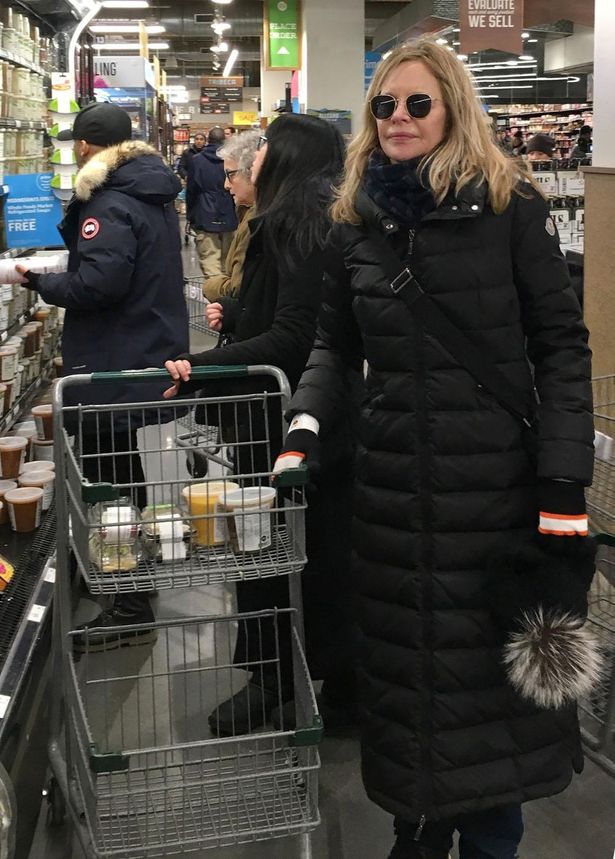 【写真を見る】メグ・ライアン、これまでのスタイルは徹底して“黒”！過去の街中コーディネートをイッキミ