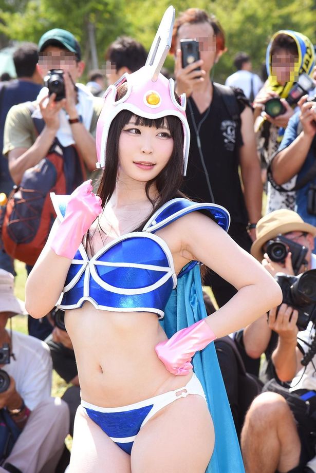 【写真を見る】真夏の「コミケ」を盛り上げた、魅力的な衣装のコスプレ美女たちを20組一挙に紹介！