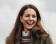 キャサリン妃、写真集発売記念に赤いコートで登場