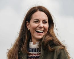 キャサリン妃、写真集発売記念に赤いコートで登場