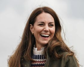 キャサリン妃、写真集発売記念に赤いコートで登場