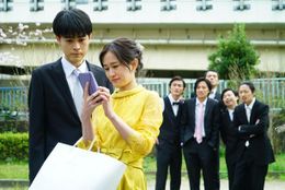 成田凌扮する主人公の初恋相手で、堅物委員長だったミキエ役に前田敦子(『くれなずめ』)