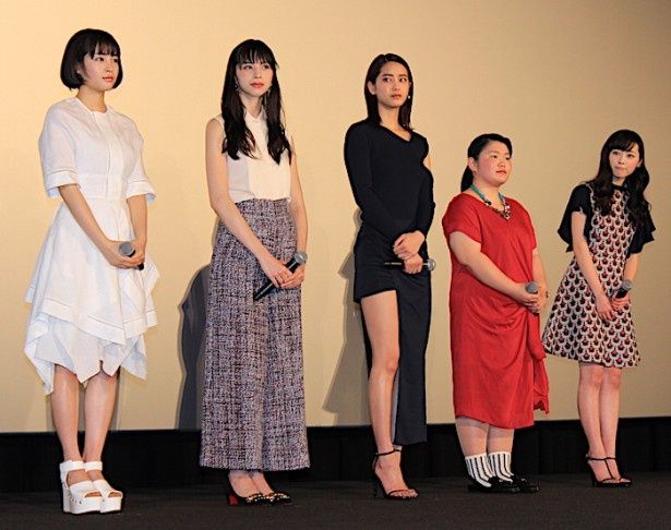 山崎紘菜、大胆衣装で美脚を披露！