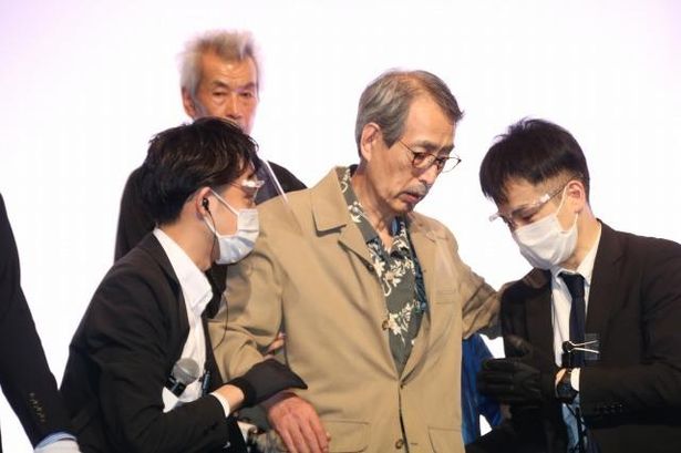 【写真を見る】みなみらんぼうが体調不良を訴え、スタッフの手を借りて退場！
