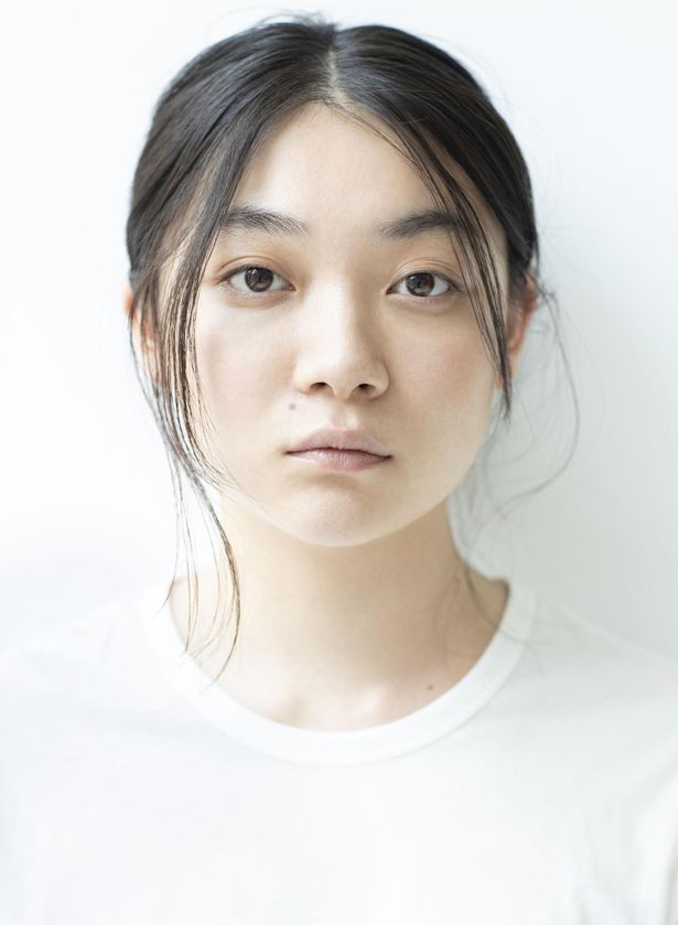 紗枝の先輩、佐倉奈緒役の三浦透子