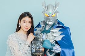 土屋太鳳とマントを纏ったウルトラマンゼロ、成長した者同士の再会2ショット！