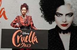 柴咲コウ、赤のパンク風ドレスで『クルエラ』の魅力を熱弁