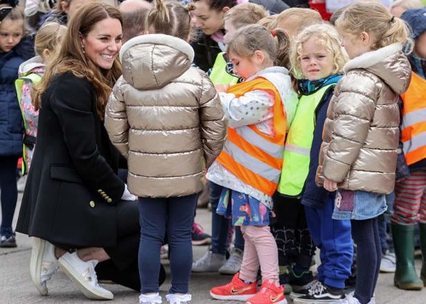 子どもたちとお話しする、公務中のキャサリン妃