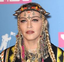 マドンナ息子、ワンピース姿を披露