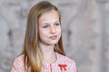 スペインのレオノール王女、ロイヤルブルーのワンピース姿で登場