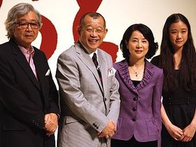 左から：山田洋次監督監督、鶴瓶、吉永小百合、蒼井優 