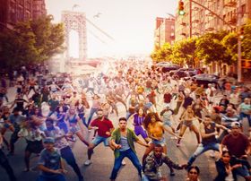 主人公ウスナビを中心に繰り広げられる躍動感あふれる群舞シーンは圧巻！