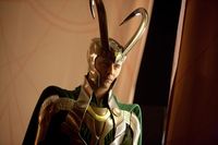 トムヒと“瓜二つ”すぎるロキに、スケルトンボディのアイアンマン