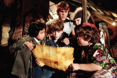 冒険映画の金字塔！『グーニーズ』より子役だったキャストたちのその後を追う