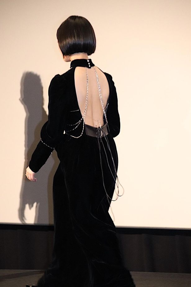 【写真を見る】高畑充希、ブラックドレスで美背中を大胆披露！菅田将暉、Fukaseが仲睦まじい、30点以上の『キャラクター』舞台挨拶の様子