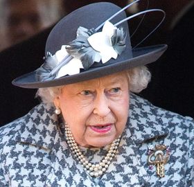 エリザベス女王の意外なパフォーマンスが話題に