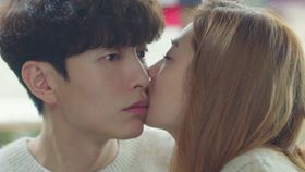 「Oh！ご主人様～」ほっぺにキスシーン