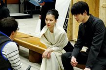 石川監督の演出に耳を傾けるリナ役の芳根と天音役の岡田