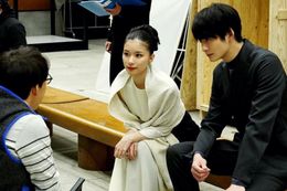 石川監督の演出に耳を傾けるリナ役の芳根と天音役の岡田