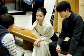 石川監督の演出に耳を傾けるリナ役の芳根と天音役の岡田