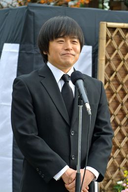 「ドラマW 稲垣家の喪主」で迷(!?)スピーチを披露しているバカリズム