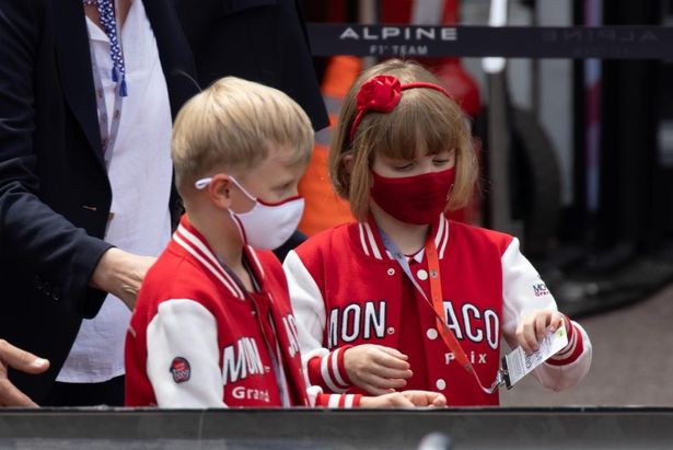 治療のため帰国を見送り、出席予定だったF1イベントは欠席。子どもたちが母不在のなか登場