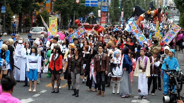 大勢のコスプレイヤーがエキストラとして参加