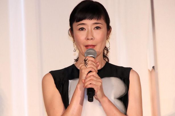 『キネマの神様』完成披露舞台挨拶に登壇した寺島しのぶ