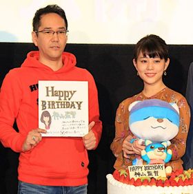 サプライズで歌とケーキ＆色紙のプレゼント！