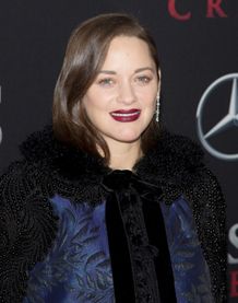 女児を出産したマリオン