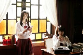 「暗黒女子」でW主演を務める清水富美加(左)と飯豊まりえ(右)