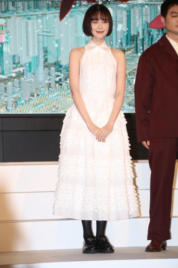 背中がバックリ空いた白いドレスで登壇した玉城ティナ