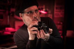 心に傷を抱えた報道写真家ユージンを演じるジョニー・デップ