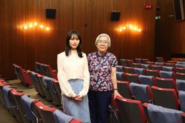 カップヌードルCMも話題に！南沙良が、岩波ホールを訪問