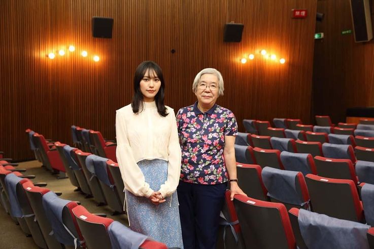 カップヌードルCMも話題に！南沙良が、岩波ホールを訪問