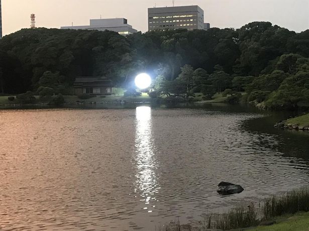 撮影現場をバルーンライトが照らす