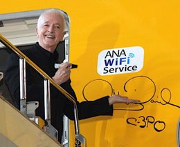 C-3PO俳優が来日！SWデザインの飛行機に大興奮