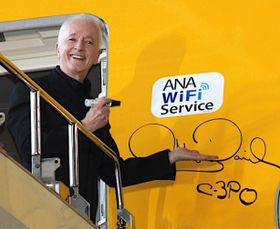 C-3PO俳優が来日！SWデザインの飛行機に大興奮
