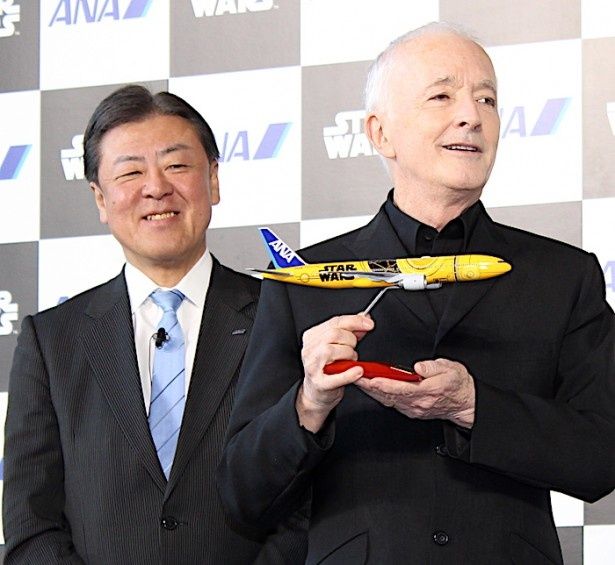 「C-3PO ANA JET」の模型を持ってにっこり！