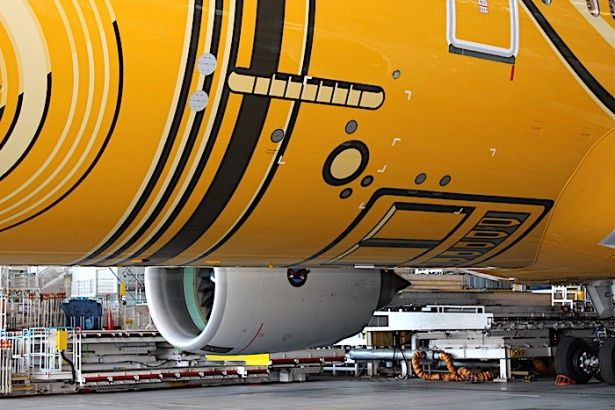 飛行機のお腹には電池パックが！