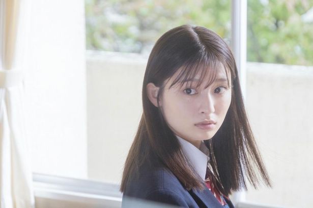 中学時代に「石」というあだ名を付けられ、いじめられっ子だった羽花(吉川愛)