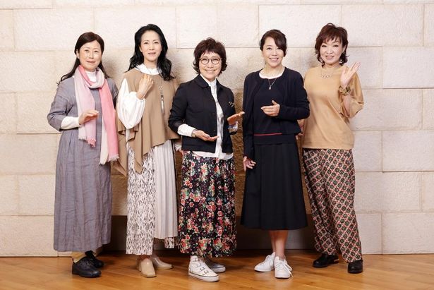 すずを見守る合唱隊のメンバーを演じた、森山良子、清水ミチコ、坂本冬美、岩崎良美、中尾幸世