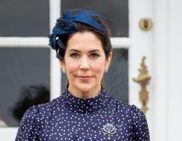 デンマークのメアリー皇太子妃、赤いジャケットで家族とサッカー観戦