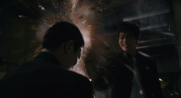 演劇部から飴ガラス細工のビール瓶を盗んで……