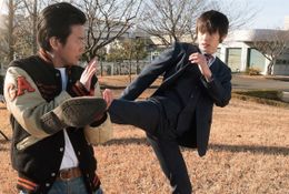 京極(唐沢寿明)にハイキックをかます亮太(窪田正孝)