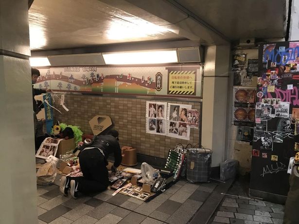 村西が露天商をするシーンが撮影された新宿西口の角筈ガード下